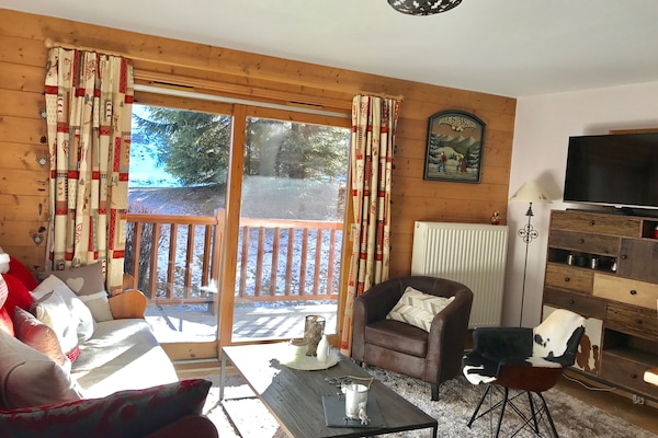 Très grand living , vue sur la montagne.
mobilier montagne et contemporain.