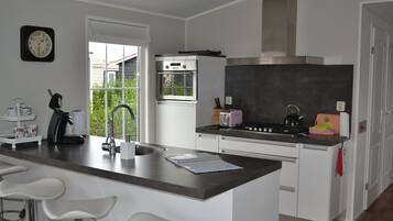 Een koelkast, een magnetron, een oven, een kookplaat
