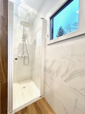 Ensemble douche/baignoire, sèche-cheveux, serviettes fournies