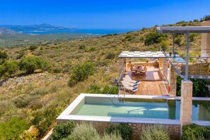 Una piscina cubierta, una piscina climatizada