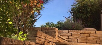 Large vacation home with child-safe pool on the edge of the village of Tallard