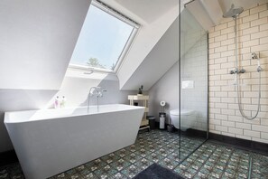 Vasca, asciugacapelli, asciugamani, sapone