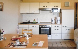 Kühlschrank, Mikrowelle, Herdplatte, Wasserkocher mit Kaffee-/Teezubehör