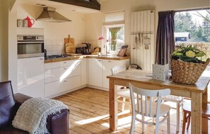 ثلاجة، موقد طهي مسطح، غسالة أطباق، ماكينة لصنع القهوة/الشاي