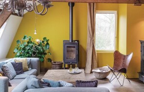 Een televisie, een open haard en een dvd-speler