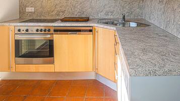 Réfrigérateur, plaque de cuisson, lave-vaisselle, cafetiÚre/bouilloire