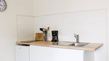 Een koelkast, een kookplaat, een koffiezetapparaat/waterkoker