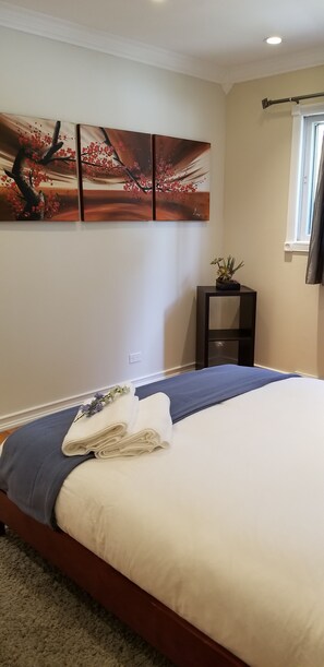 4 bedrooms, in-room safe, iron/ironing board, WiFi - Serene Retreat Awaits You!  (Highland Park)