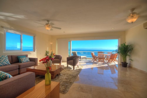 Farito Beachfront Penthouse, Surf & Paddle Board.