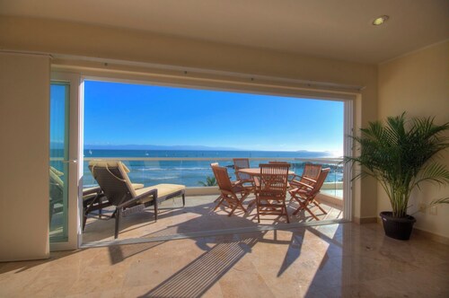 Farito Beachfront Penthouse, Surf & Paddle Board.