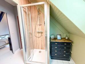 Dusche, umweltfreundliche Kosmetikartikel, Haartrockner, Handtücher