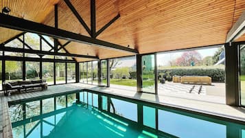 Een binnenzwembad en een verwarmd zwembad