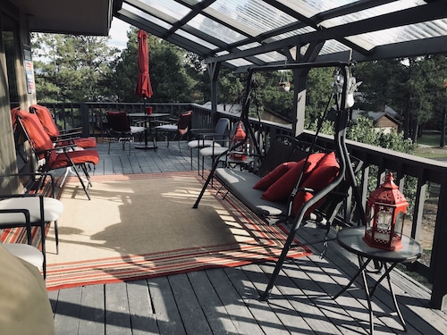 PACK YOUR BAGS & LET THE ADVENTURES BEGIN! SLEEPS 10, HOT TUB, & PET FRIENDLY