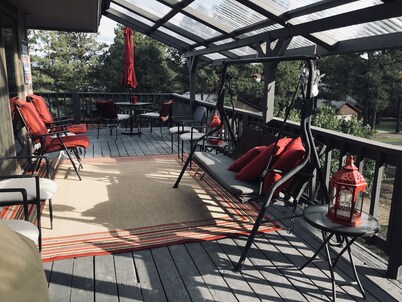 PACK YOUR BAGS & LET THE ADVENTURES BEGIN! SLEEPS 10, HOT TUB, & PET FRIENDLY