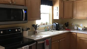 Køleskab, mikrobølgeovn, ovn, kogeplade