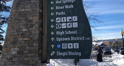 PACK YOUR BAGS & LET THE ADVENTURES BEGIN! SLEEPS 10, HOT TUB, & PET FRIENDLY