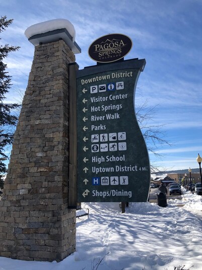 PACK YOUR BAGS & LET THE ADVENTURES BEGIN! SLEEPS 10, HOT TUB, & PET FRIENDLY