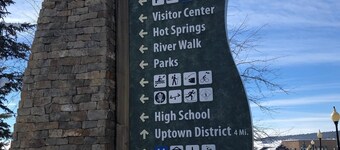 PACK YOUR BAGS & LET THE ADVENTURES BEGIN! SLEEPS 10, HOT TUB, & PET FRIENDLY