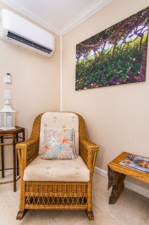 TV - Steps to Beach Hidden Gem Boutique Hotel (Juno Beach)