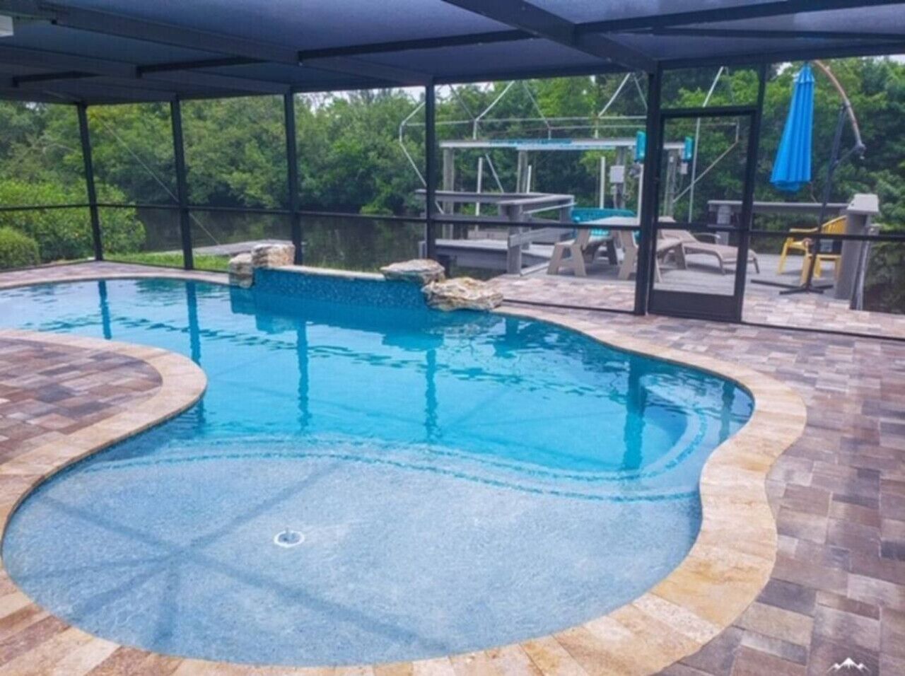 室外游泳池，恒温泳池