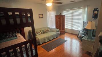 3 bedrooms, desk, iron/ironing board, free WiFi