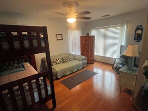 1 slaapkamer, een bureau, een strijkplank/strijkijzer, gratis wifi