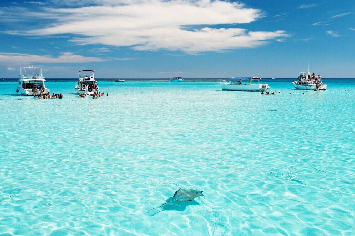 Vlak bij het strand, ligstoelen aan het strand, strandlakens