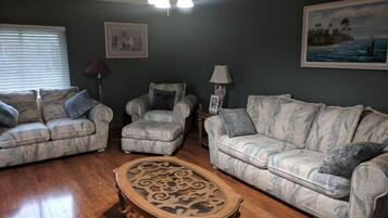 Smart TV, reproductor de DVD, futbolito y tenis de mesa