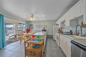 Fridge, microwave, oven, stovetop - Cortez Boat Resort by AMIsland White Sand Beaches (Cortez)