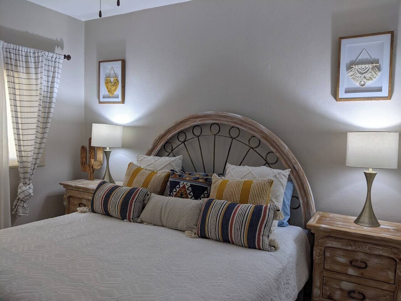 1 chambre, fer et planche à repasser, lit de bébé portatif