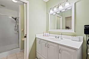 Bañera, secador de pelo, toallas