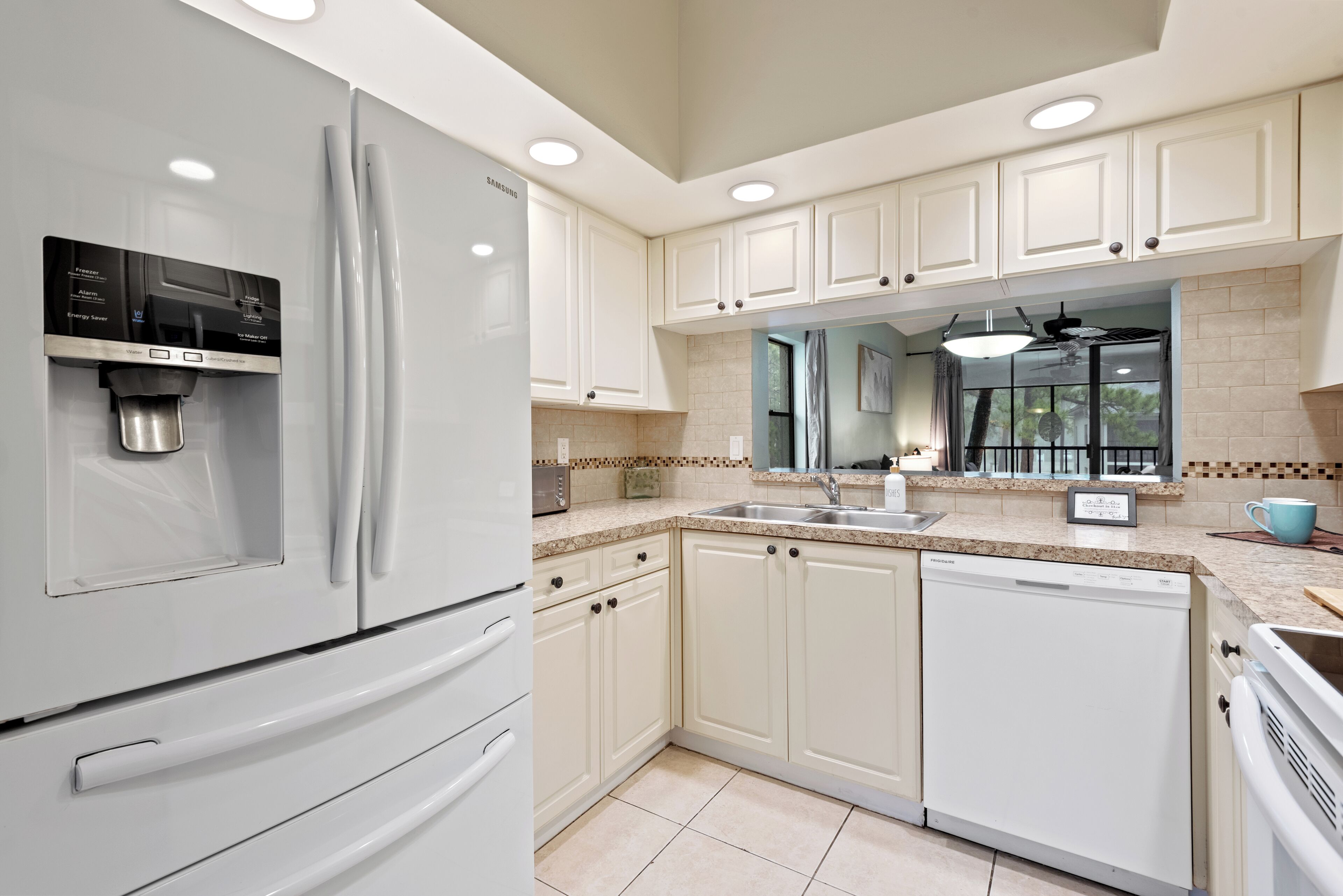 冷蔵庫、電子レンジ、オーブン、コンロ