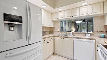 冷蔵庫、電子レンジ、オーブン、コンロ