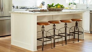 A modern kitchen with a central island, bar stools, and pendant lighting. - Modern Sonoma Farmhouse, Hot Tub, Close to Historic Sonoma  Square (Sonoma)