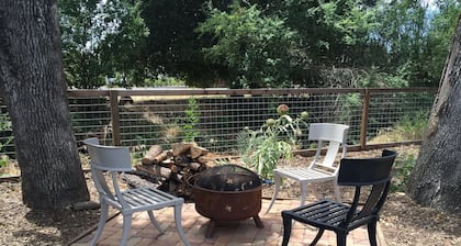 Moderna granja de Sonoma, bañera de hidromasaje, cerca de la histórica plaza de Sonoma