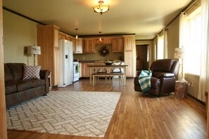 Smart-tv, een dvd-speler, boeken en een filmbibliotheek