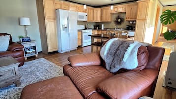 Smart-tv, een dvd-speler, boeken en een filmbibliotheek