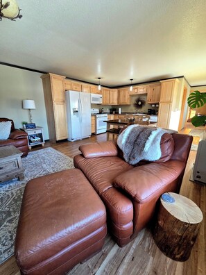 Smart-TV, DVD-spiller, bøker og filmbibliotek