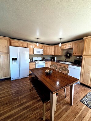 Kjøleskap, mikrobølgeovn, ovn og kokeplater