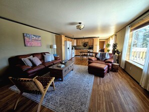 Smart-TV, DVD-spiller, bøker og filmbibliotek