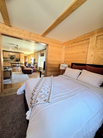 1 bedroom, free WiFi, bed sheets. Lake Front Rental With Chugach Mountain Views!