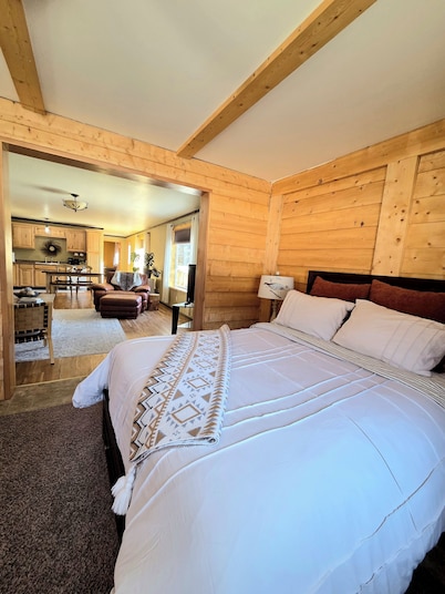 Lake Front Rental With Chugach Mountain Views!