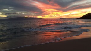 在海滩、沙滩椅、沙滩毛巾