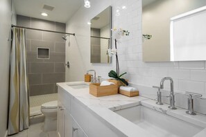 Ensemble baignoire-douche, articles de toilette écologiques