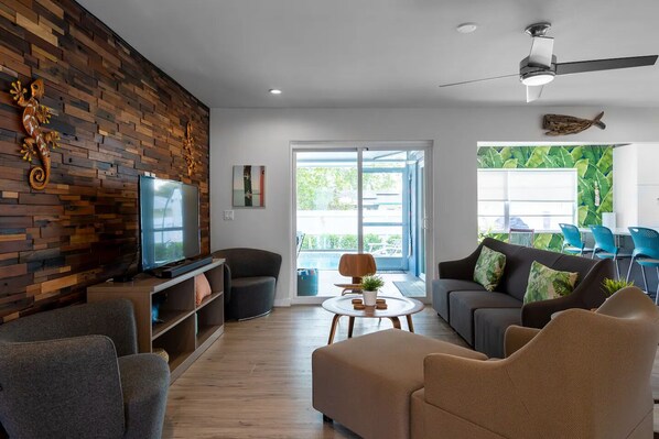 Smart TV, video games, books, music library - ☆Featured on HGTV☆ Heated Pool, SleepNumber Beds, Beach Cruisers (Largo)