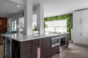 Fridge, microwave, oven, stovetop - ☆Featured on HGTV☆ Heated Pool, SleepNumber Beds, Beach Cruisers (Largo)