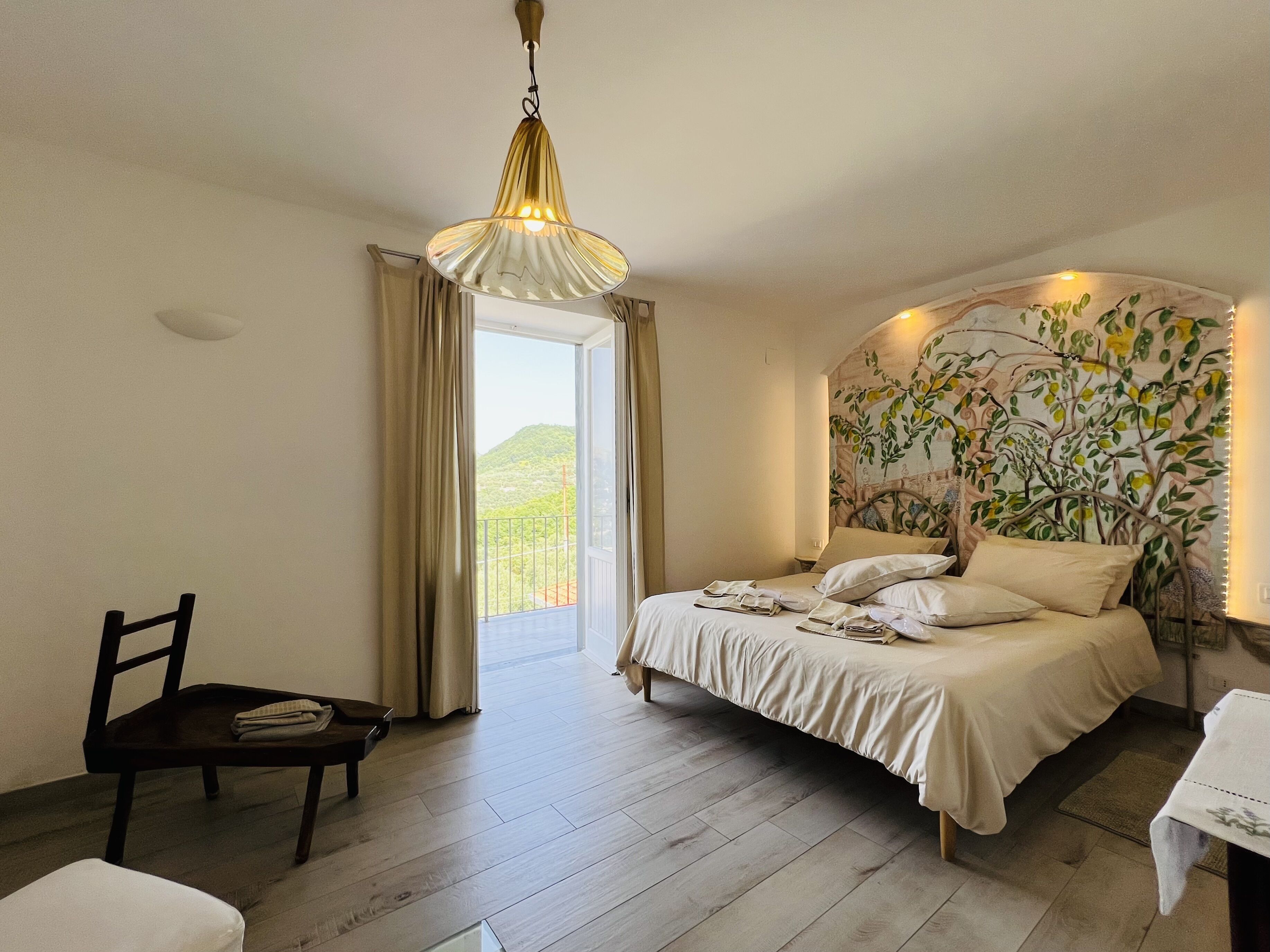 3 makuuhuonetta, tallelokero huoneessa, silitysrauta/-lauta