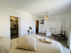 3 chambres, coffre-fort, fer et planche à repasser, lit de bébé portatif