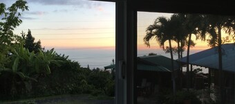 Beliggende få minutter væk fra den historiske Holualoa landsby og Kailua-Kona og strande