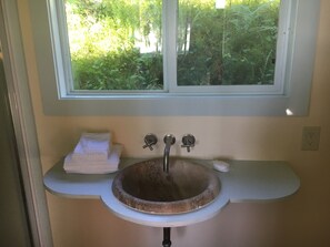 Håndklær, sjampo og toalettpapir